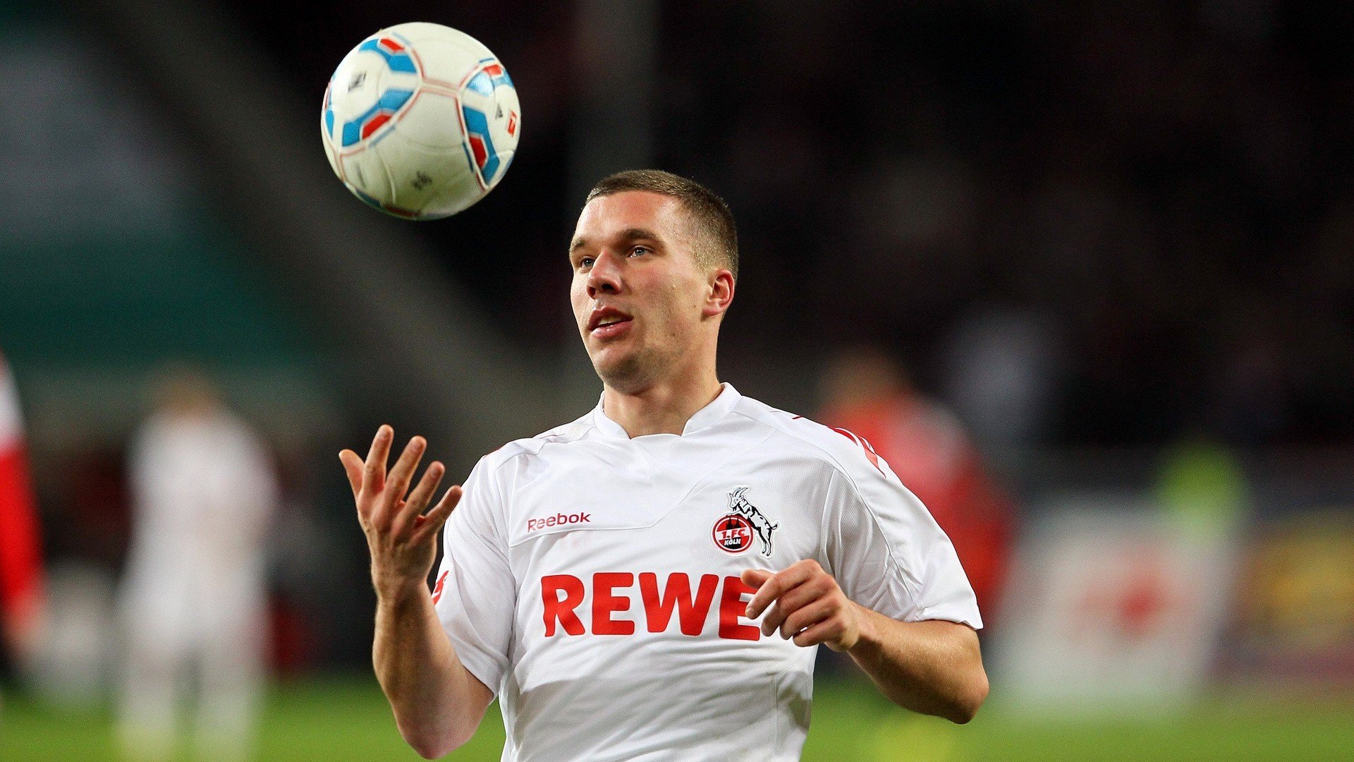 范戴克一锤定音，当中国红遇上厄瓜多尔黄，足球如何成为世界的共同心跳